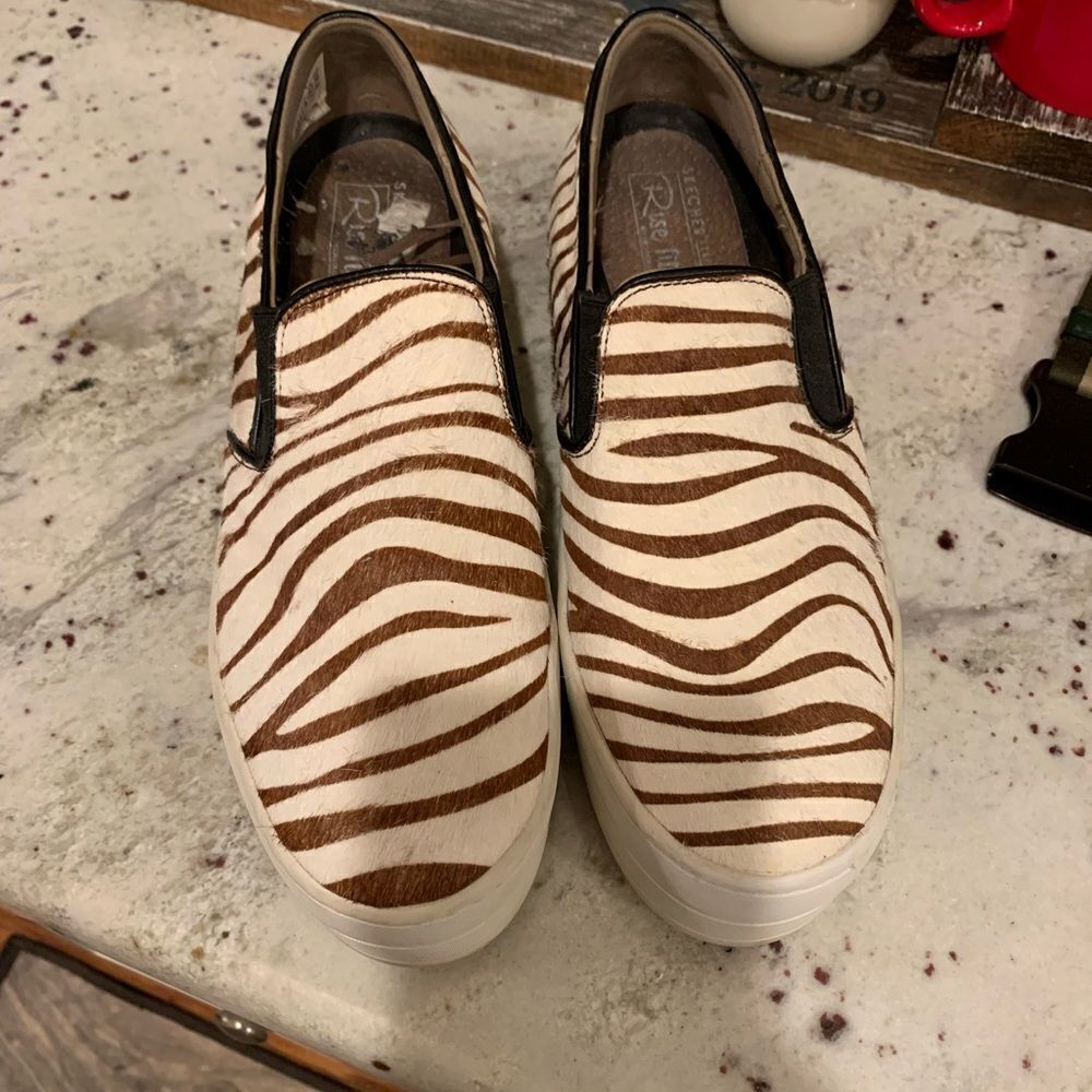 Sketchers Rise Fit Giraffe Slip On Sneakers sz 8.5